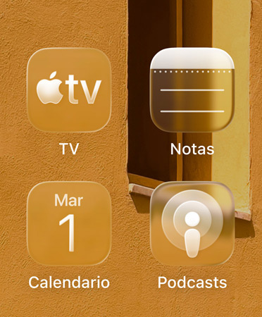 Primer plano de los nuevos iconos tintados en las apps Apple TV, Notas, Calendario y Podcasts
