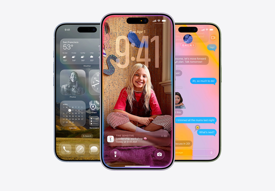 Plusieurs iPhone 17, face avant, finitions: brume, lavande, sauge, fonctionnalités iOS 26 - Écran d’accueil affichant plusieurs apps, écran verrouillé personnalisé avec une fenêtre contextuelle de l’app Calendrier, écran d’iPhone affichant l’app Messages avec le design Liquid Glass