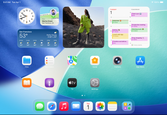 Drei iPad Modelle im Querformat, das mittlere Modell ist vor den zwei anderen, der Apple Pencil haftet magnetisch an der Oberseite des mittleren Modells, das mittlere Display wechselt vom Sperrbildschirm zum Homescreen mit bunten App Symbolen im Liquid Glass Effekt, auf dem linken Display ist die App zu sehen, das rechte Display zeigt den Homescreen mit Dateien, die aus dem Dock herausgefächert werden
