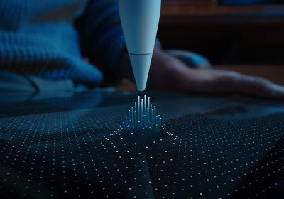 Svisle umístěný Apple Pencil Pro směřuje hrotem k displeji. Displej je pokrytý tečkami, které v místě přiblížení hrotu Apple Pencilu Pro vystupují vzhůru a kopírují jeho pohyb po displeji. Když se hrot Apple Pencilu dotkne displeje, tečky zmizí, což znázorňuje reakci iPadu na podržení Apple Pencilu Pro nad displejem.
