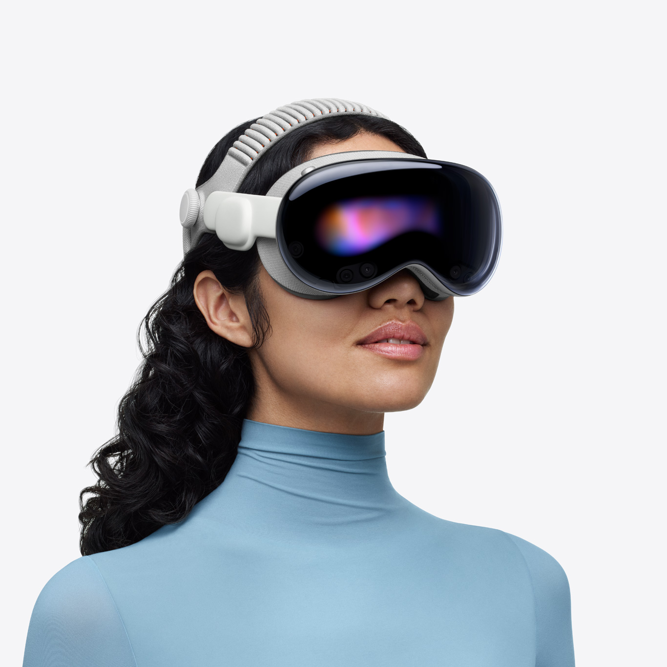 Personne portant un Apple Vision Pro, fixé à un bandeau tissé à sangle double