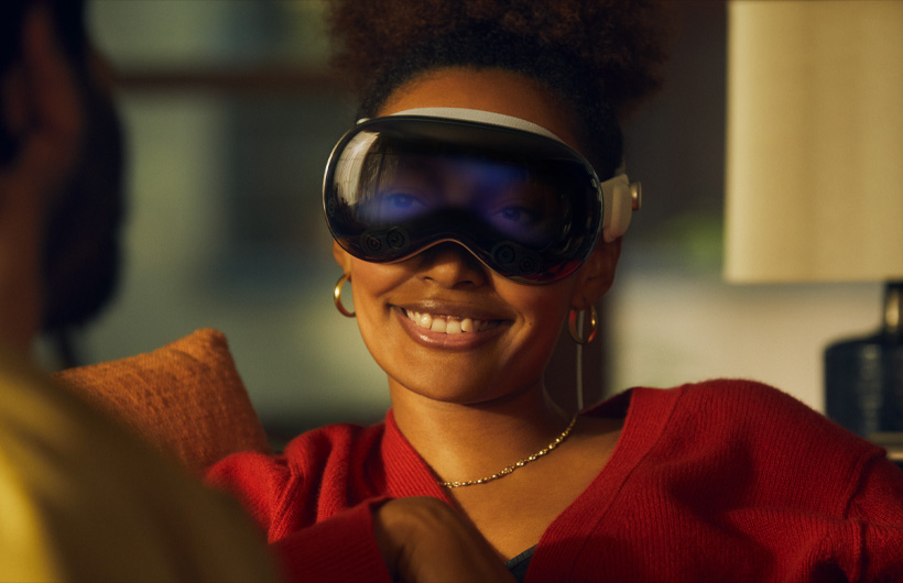 Personne portant un Apple Vision Pro, ses yeux sont visibles à travers le verre de la face avant