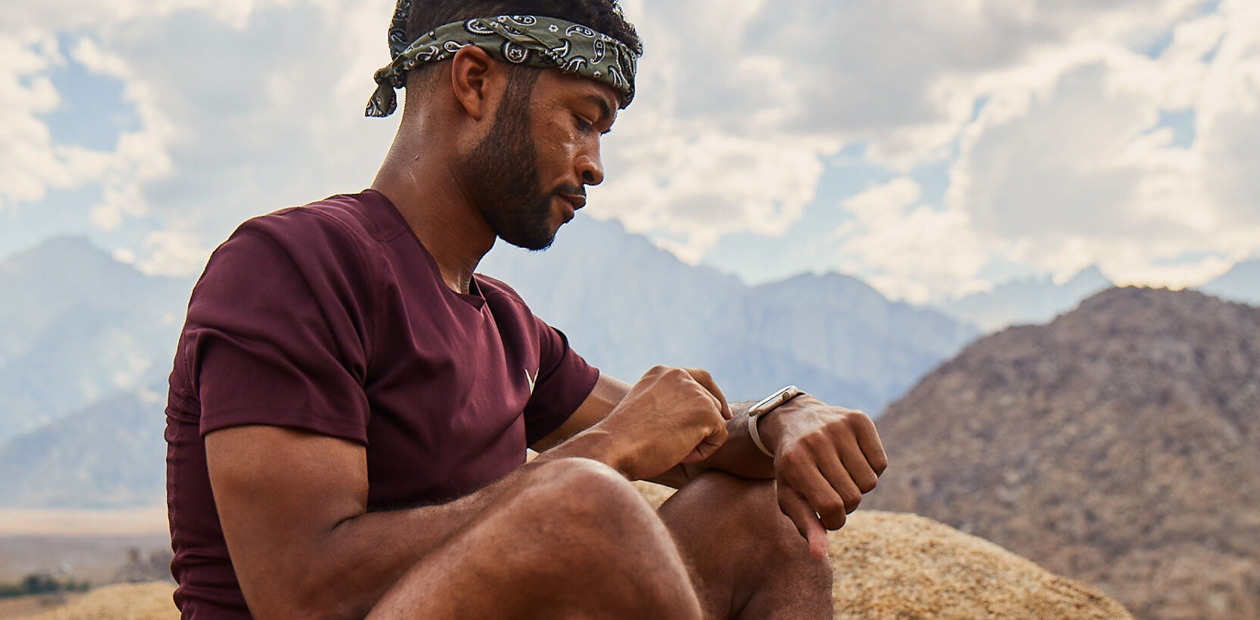 Homem confere seu Apple Watch.