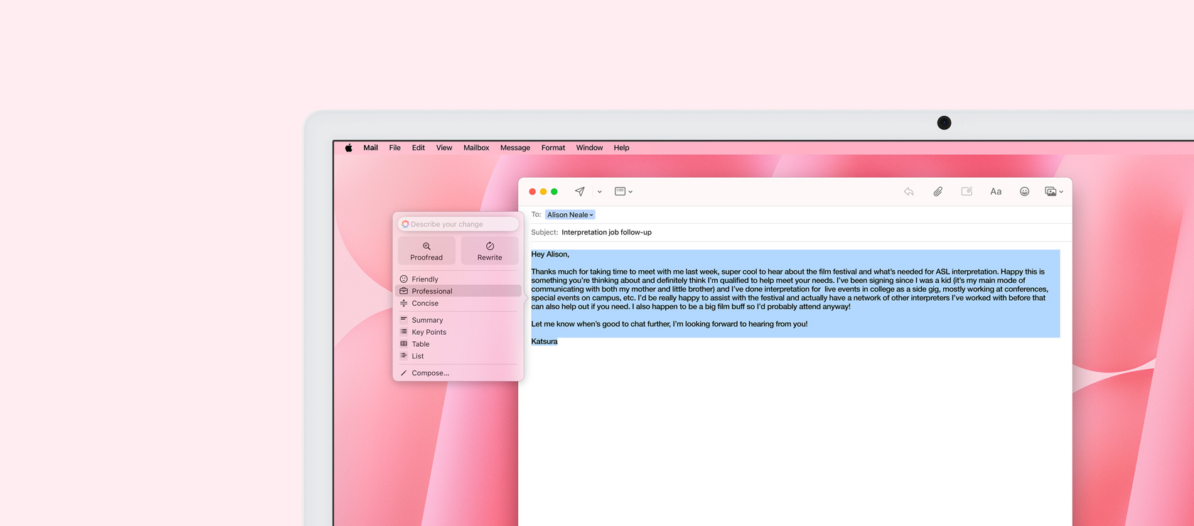 Écran d’iMac montrant l’app Mail et les outils d’écriture. Le texte d’une ébauche de courriel est sélectionné, et l’option de rédaction professionnelle est montrée à côté.