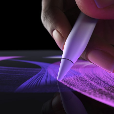 شخص يستخدم قلم Apple Pro في تطبيق Procreate وينشئ خط فرشاة حيوياً