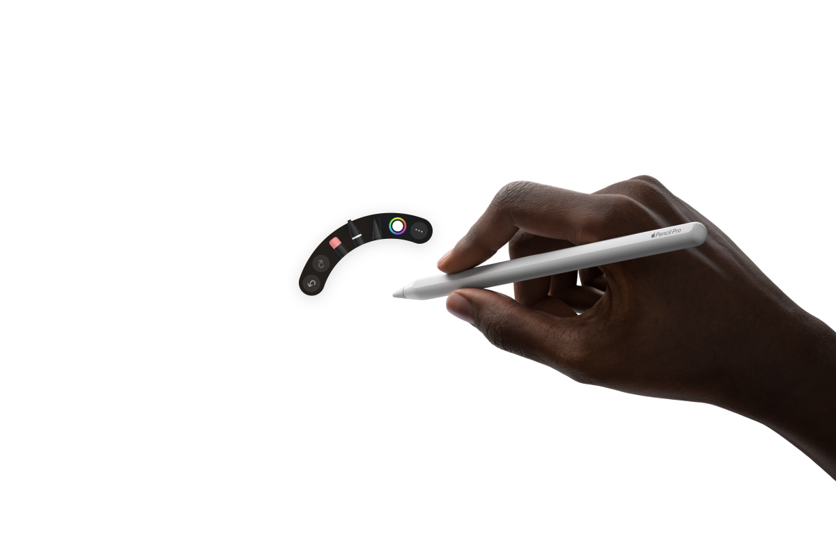 جهاز iPad Air، الجانب الأمامي الخارجي، يد تحمل قلم Apple Pro وتعمل على رسم توضيحي مع ملاحظات مكتوبة في تطبيق Procreate