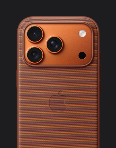 iPhone 17 Pro, face arrière, finition orange cosmique, muni d’une coque en tissage technique orange avec MagSafe