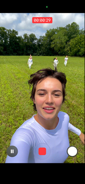 Az iPhone 17 Pro kijelzőjén az Ultrastabilizált videó funkció látszik. A videón valaki a szélben táncol.