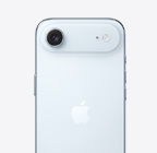 Égkék iPhone Air hátulnézetből, a Fusion fő kamerás rendszer kiemelkedő házával felül