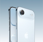 Égkék iPhone Air ferdén hátulnézetből, a Fusion fő kamerás rendszer kiemelkedő burkolatával felül, valamint a Kameravezérlő gombbal. A készülék elölnézete oldalról a teljes előlapot kitöltő kijelzővel, a Művelet gombbal és a hangerőgombokkal.