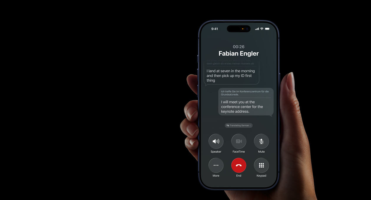 Egy kéz egy iPhone 17 Prót tart, amelyen az Apple Intelligence-alapú Élő fordítás funkció működése figyelhető meg egy kihangosított telefonhívás közben.