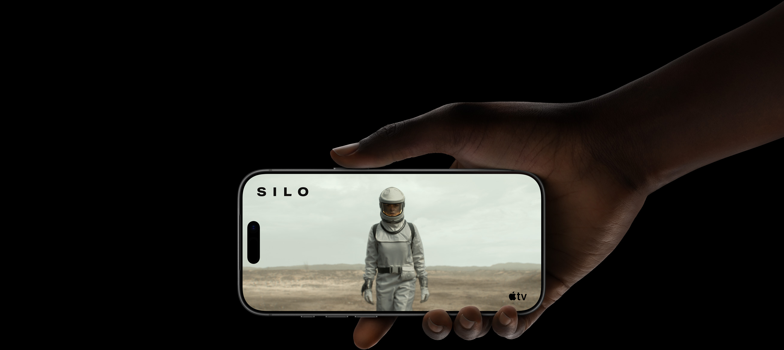 Az Apple TV+ A siló című sorozatának egyik epizódja. A kép az iPhone 17 Pro hosszabb üzemidejét illusztrálja.