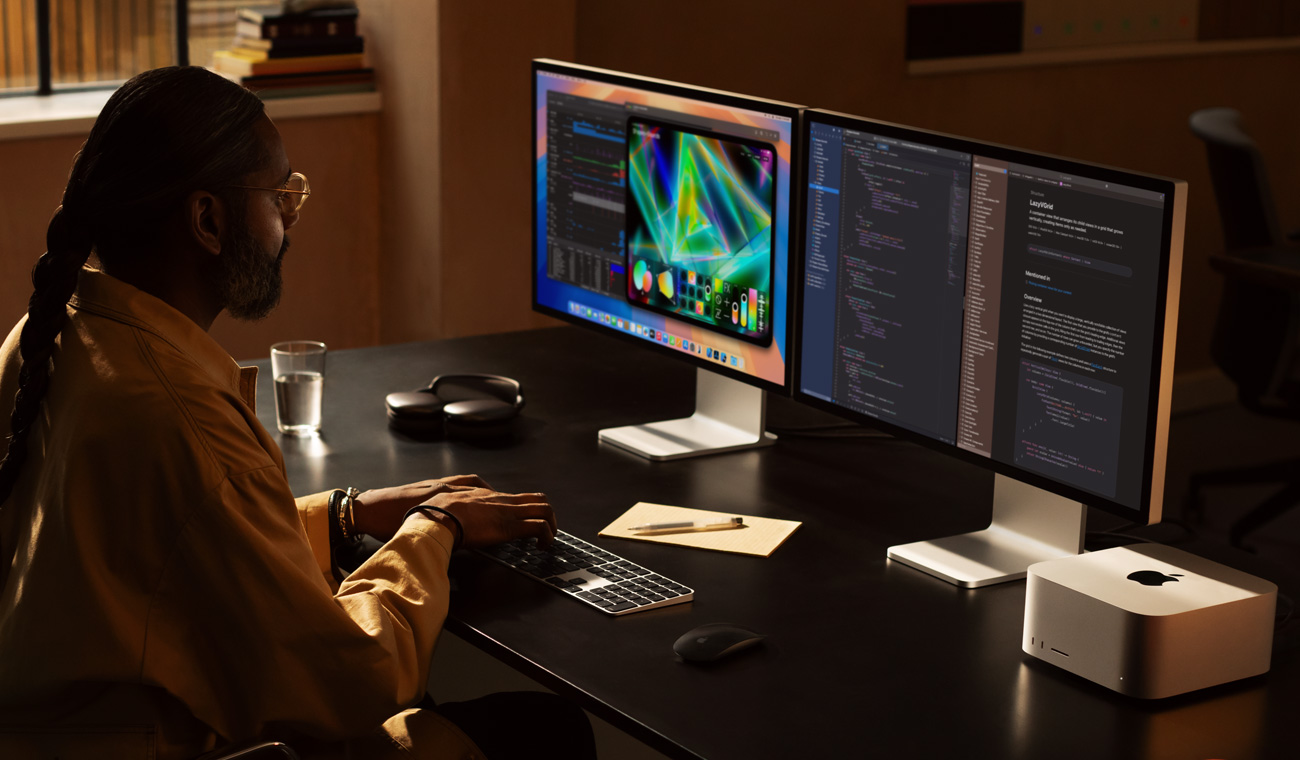 Một chuyên gia làm việc cùng Mac Studio và hai màn hình Studio Display